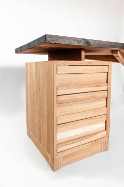 Beyaz arkaplanda el yapımı ahşap masa.