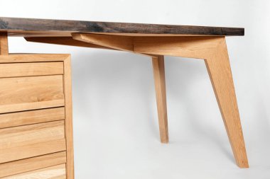 Beyaz arkaplanda el yapımı ahşap masa.