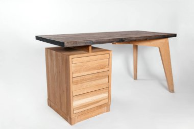 Beyaz arkaplanda el yapımı ahşap masa.