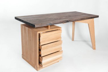 Beyaz arkaplanda el yapımı ahşap masa.