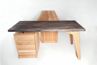 Beyaz arkaplanda el yapımı ahşap masa.