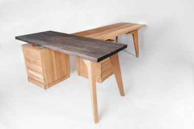 Beyaz arkaplanda el yapımı ahşap masa.