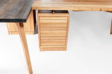 Beyaz arkaplanda el yapımı ahşap masa.