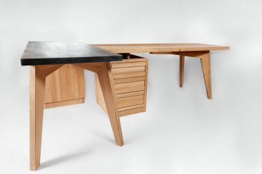 Beyaz arkaplanda el yapımı ahşap masa.