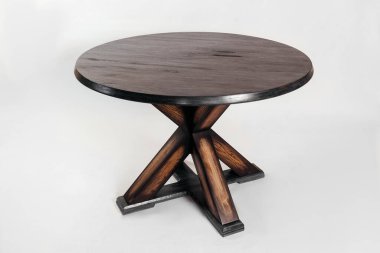 Beyaz arkaplanda el yapımı ahşap masa.