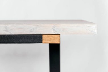 Beyaz arkaplanda el yapımı ahşap masa.