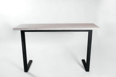 Beyaz arkaplanda el yapımı ahşap masa.