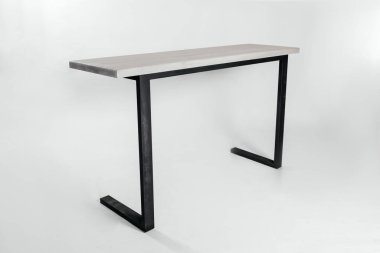 Beyaz arkaplanda el yapımı ahşap masa.