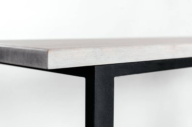 Beyaz arkaplanda el yapımı ahşap masa.