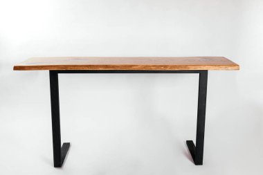 Beyaz arkaplanda el yapımı ahşap masa.