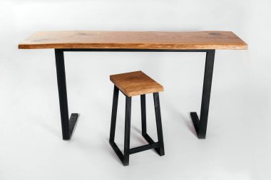 Beyaz arkaplanda el yapımı ahşap masa.