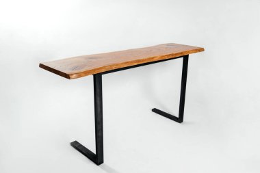 Beyaz arkaplanda el yapımı ahşap masa.