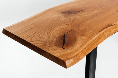 Beyaz arkaplanda el yapımı ahşap masa.