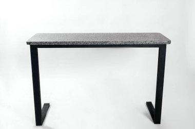 Beyaz arkaplanda el yapımı ahşap masa.