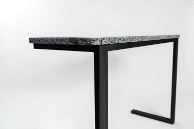 Beyaz arkaplanda el yapımı ahşap masa.