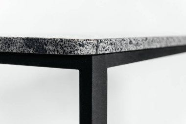 Beyaz arkaplanda el yapımı ahşap masa.