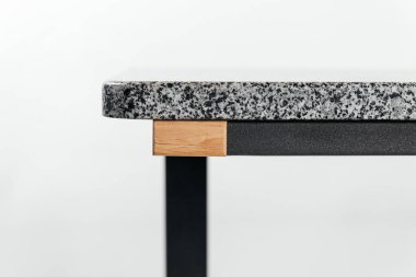 Beyaz arkaplanda el yapımı ahşap masa.