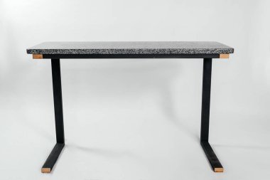 Beyaz arkaplanda el yapımı ahşap masa.