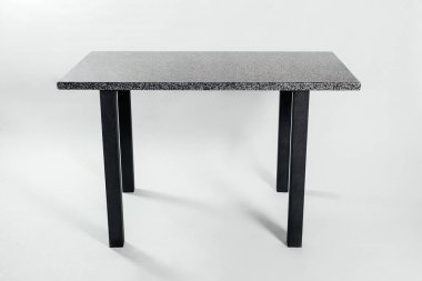 Beyaz arkaplanda el yapımı ahşap masa.