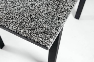 Beyaz arkaplanda el yapımı ahşap masa.