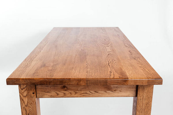 Деревянный стол ручной работы на белом фоне со всеми деталями
