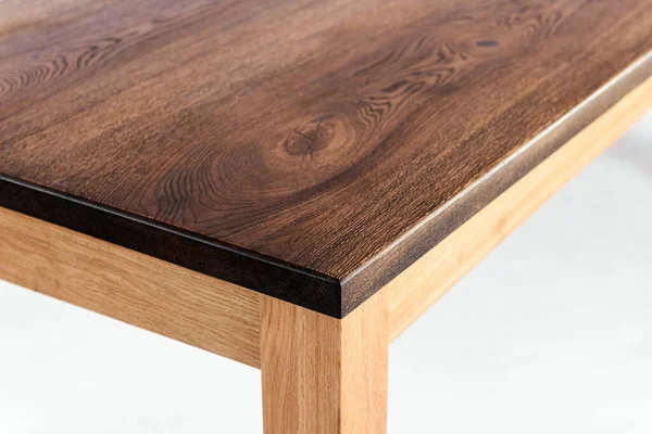 Beyaz arkaplanda el yapımı ahşap masa.