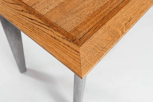 Beyaz arkaplanda el yapımı ahşap masa.