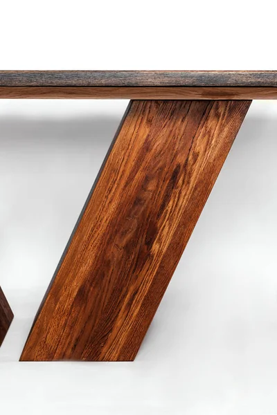 Beyaz arkaplanda el yapımı ahşap masa.