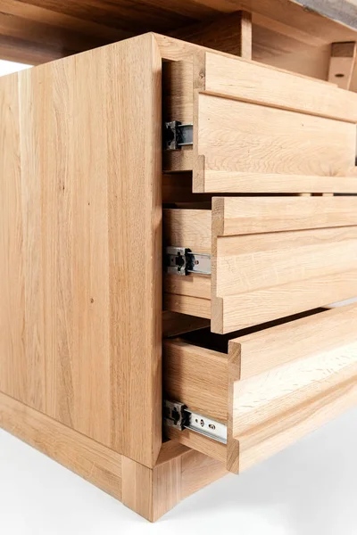 Beyaz arkaplanda el yapımı ahşap masa.