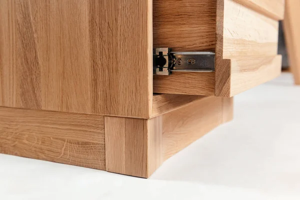 Beyaz arkaplanda el yapımı ahşap masa.