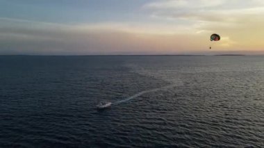 Zanzibar 'da gün batımında paraşütle atlamak, Nungwi sahilinde su motosikleti, gün batımında turistleri paraşütle atlamak.