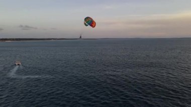 Zanzibar 'da gün batımında paraşütle atlamak, Nungwi sahilinde su motosikleti, gün batımında turistleri paraşütle atlamak.