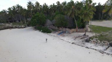 Okyanusta su akışı, Zanzibar 'da tekneler karada duruyor. Hint Okyanusu kıyısında eski ahşap bir tekne..