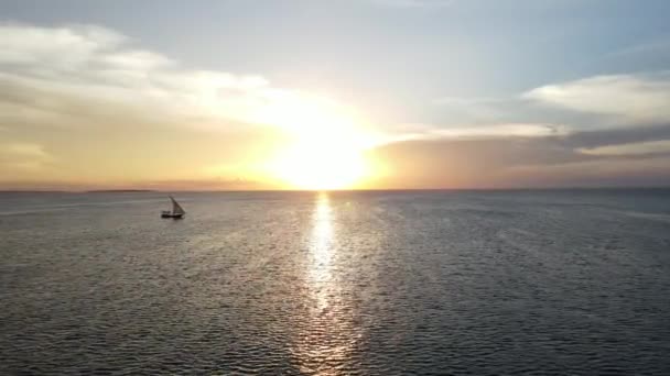 Ηλιοβασίλεμα Στο Νησί Της Ζανζιβάρης Στον Ινδικό Ωκεανό Ένα Πλοίο — Αρχείο Βίντεο