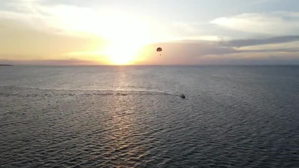 日落时在桑给巴尔跳伞 日落时在农威海滩滑板车让游客跳伞 — 图库视频影像