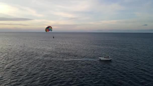 日落时在桑给巴尔跳伞 日落时在农威海滩滑板车让游客跳伞 — 图库视频影像