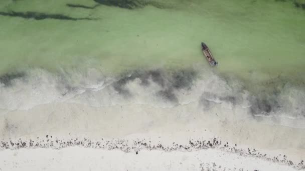 Restaurang Rock Zanzibar Utsikt Från Drönaren Båten Transporterar Turister Till — Stockvideo