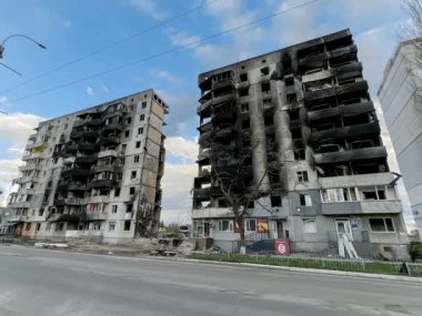 Borodyanka, Kyiv bölgesi, Ukrayna, 29 Nisan 2022: Rusya 'nın Ukrayna ile savaşı. Borodyanka şehri, şehirdeki Rus askerleri tarafından yıkılan evler. Rus savaşından ateşler