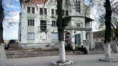 Borodyanka, Kyiv bölgesi, Ukrayna, 29 Nisan 2022: Rusya 'nın Ukrayna ile savaşı. Borodyanka şehri, şehirdeki Rus askerleri tarafından yıkılan evler. Rus savaşından ateşler