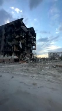 Borodyanka, Kyiv bölgesi, Ukrayna, 29 Nisan 2022: Rusya 'nın Ukrayna ile savaşı. Borodyanka şehri, şehirdeki Rus askerleri tarafından yıkılan evler. Rus savaşından ateşler