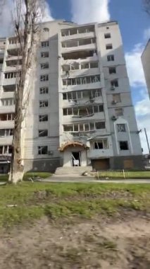 Borodyanka, Kyiv bölgesi, Ukrayna, 29 Nisan 2022: Rusya 'nın Ukrayna ile savaşı. Borodyanka şehri, şehirdeki Rus askerleri tarafından yıkılan evler. Rus savaşından ateşler