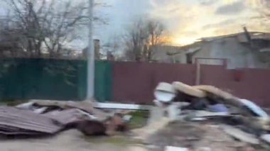 Borodyanka, Kyiv bölgesi, Ukrayna, 29 Nisan 2022: Rusya 'nın Ukrayna ile savaşı. Borodyanka şehri, şehirdeki Rus askerleri tarafından yıkılan evler. Rus savaşından ateşler