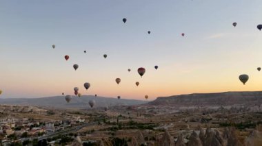 Kapadokya. Gün doğumunda aşk vadisinde uçan balonların zamanı 4K.