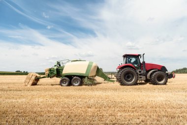 Traktör sahada saman topluyor. özel tarım makineleri. Saman, saman topluyorum. Balyalı alan