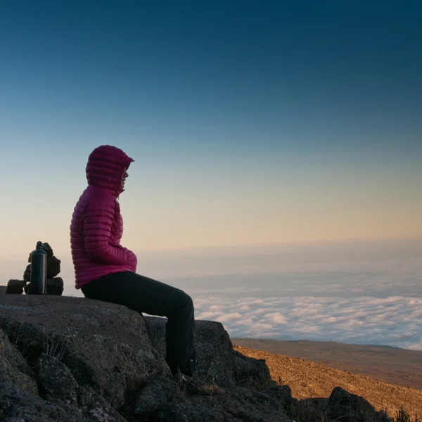 Dame blickt über Wolken — Stockfoto