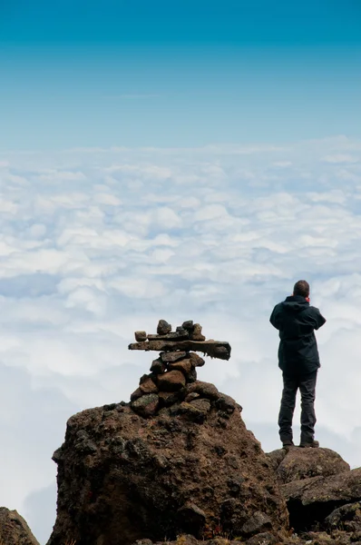 Olhando para a África, na caminhada de Kilimanjaro — Fotografia de Stock