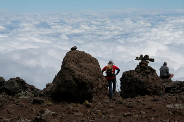 Randonneurs regardant au-dessus des nuages — Photo