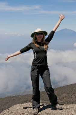 Mountain side kilimanjaro üzerinde kutluyor