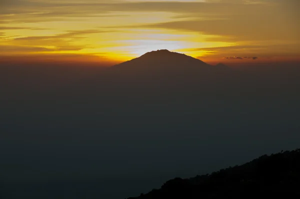 Západ slunce na hoře meru, Kilimandžáro — Stock fotografie