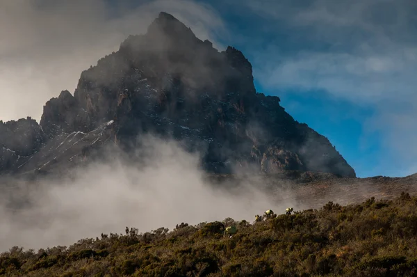 Килиманджаро Портерс приближается к Мавензи — стоковое фото